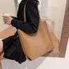 Bag pu hög kapacitet läder axelväskor för kvinnor 2024 trend handväskor kvinnliga resor totes lady mode trender hand