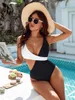 Swimwear femminile 2024 Europa e Stati Uniti Sexy Black White Patchwork Bikini Triangle Triangle Swimsuit High Waist V-Neck Hollow B B