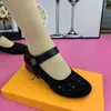 Buty swobodne damskie oddychające puste obcasy singiel 2024 Summer retro płytkie pompki dla kobiet miękkie podeszwy sandały damskie