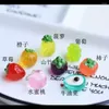 Fleurs décoratives 20 / 50pcs Résine Cute Fruit Dollhouse Mini Pêche à la fraise Artisanat Panas pour les bijoux Faire des boucles d'oreilles Collier DIY Téléphone