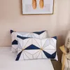 A cama conjunta a fronha de tampa de colcha com protetor de padrão geométrico xadrez triangular