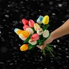 Kwiaty dekoracyjne Mini Spring Tulip Artificial Flower na przyjęcie weselne i dom niezbędny przedmiot, dodając elegancję znakomity