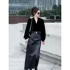 Robes de travail Hiver Français Rétro Black en V et jupe Suisse mince Suis-en-combinaison féminine jeune avec une ceinture moyenne mordante