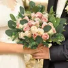 Kwiaty dekoracyjne bukiety ślubne 24pcs róża 10 eukaliptus pozostawia sztuczną pannę młodą trzymającą do dekoracji wystrój imprezowy