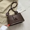 Bolsas de ombro bolsa de axila feminina 2024 moda moderna quadrado pequeno estilo ocidental francês lote de baguete simples carteira