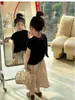 Roupas de roupas de verão Mody Girls meninas pretas camisa de mangas curtas pretas tops listrados listrados conjunto de calça infantil infantil 2pcs