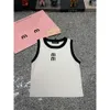 2024 Summer Short Sleeveless Designer MIU Kvinnors broderade brev ärmlös tank topp mode stereoskopisk brev kvinnors lim fit tank top 239