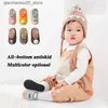 Sneakers baby non -slip sokken pasgeboren warme wieg schoenen met rubberzolen geschikt voor kinderen jongens peuters meisjes en baby's.Schattige kinderjaarsstrijkers Q240413