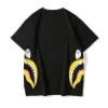 En badar en AP -sida Shark Teeth Flame Shirt Streetwear Shark Head Nigo Tee