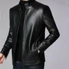 Mäns jackor Solid Color Men Jacket Stylish Faux Leather Motorcykel med stativ Collar dragkedja Neckskydd för hösten