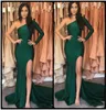 Emerald Green Sexig Split Evening Dresses 2020 Mermaid Stretch Satin långa ärmar En axel Abendkleider Evening Party Celeb1031358