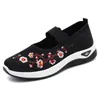 Casual schoenen 2024 Zomer vrouwen zachte borduur flats slip-on ademende breien sneakers vrouwelijke Chinese stijl bloemen