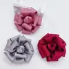 Fleurs décoratives 5pcs 6cm Fonctionnure en satin de satin à la main Fleur de rose pour robe de mariée Broche Accessoires de couture