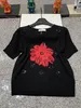 Pist tasarımcısı 2024 Yaz zarif çiçek örgü yuvarlak boyun kazak kazak üstleri moda kadınlar kısa kollu nakış pullu kazak