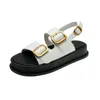 Chaussures habillées designer un mot de boucle sandales d'été pour femmes ouverts plate-forme sandale plate-forme plate lady polyvalent métal coréen sandalias
