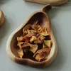 Тарелки подают поднос различные формы белка деревянные закуски кофейные лотки