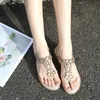 Rhinestone boncuklu sandaletler yuvarlak kafa Koreli düz topuk bohem tarzı rahat kadın ayakkabılar yaz sandallı topuklar 240228