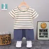 Kledingsets 2 stks kinderen zomer 2024 babyjongen kleren 9 tot 12 maanden outfit gestreepte korte mouw t-shirts en shorts kinderkinderen