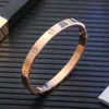 Klassieke Designer Bracelet Fashion Koreaanse versie van 18K Rose Gold vervaagt geen ins Temperament Titanium stalen armband Dames Eenvoudig veelzijdige veelzijdige sieradencadeau