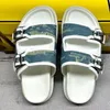 2024 Zomer Nieuwe Aankomstparen Flat Slippers Runway Designer Ope Peep Toe Dikke Sole Metal Button Decor Vrouwen en mannen buiten wandelen Vakantie Slippers