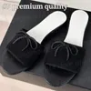 Slippers de créateur de mode pour femmes chaussures de vacances d'été avec camélia sinensis à fond plat pantoufle 27034 27077 26882