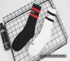 Vetements Socks Socks Teenager Hip Hop Style Białe czarne długie skarpetki list haftowe atletyczne podgrzewacze nogi Skarpetki 022406849