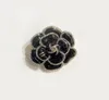 18K Broches com banheiros de ouro 18k Designers de marca de luxo Black Camellia Flower Print Circle Moda Mulheres Broches de Aço Anterior Wed5113875