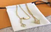 Colar de ouro de designer Letters clássicas de feminino Colares pendentes de colares de jóias de luxo Brincho de argola de moda para mulheres Wedd8209673