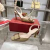 Boucle de qualité haut de gamme Thin High pour le cuir patent d'été pour femmes Toe à dos carré Sandales enveloppées de talons de banane