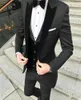 Nieuwe ontwerper Black Groom Tuxedos Mens Wedding Suits Velevt Peaked Rapel Man Blazer Jackets Three Pieces Groomsmen Evening Prom Par3392437