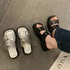 2024 Summer Open Toe Femmes Pantoufles Fashion Elegant Metal Decoration Tlides Chaussures Fadies Outdoor Plateforme Flats Sandalias 240409