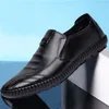 Chaussures décontractées Men de la mode en cuir mocassins Slip sur des baskets pour les mocassins respirants Marchage extérieur masculin