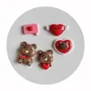 Figurine decorative di San Valentino Cartoon Bear Heart Back Resina Scrapbooking Cabochon per parti di decorazioni telefoniche Cravalche per capelli fai da te artigianato