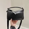 Новая женщина геометрические сумки для плеча топ -дизайнерские сумочки сумочки леди кросс -кусочки клапаны маленькая мини -кожа