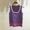 Tanks pour femmes concepteur de camis Xiaoxiangfeng 24 Été Nouveau rayure brodée le coulier de cou rond en tricot en tricot avec un âge réduit et un ajustement slim 5ZM8