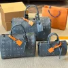 Новые мужчины Женская дизайнерская сумка сумки для сумки Niversal Luxury Keepall Travel Bag Сумка для сумки для плеча мешки с поперечным кусочком пакеты для хранения пакеты аэропорта 3 размер