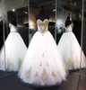 فساتين Quinceanera 2020 متواضعة حلوة 16 كرة ثوب الذهب الدانتيل حبات حفلة موسيقية أبيض Tulle Lace Up Birthday Party Vestidos de 153941579