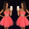 Underbara korta hemkommande klänningar Coral Pink Tulle Party Dress Sweetheart ärmlösa kristaller billiga skräddarsydda examen prom dr1564611