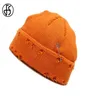 FS Decoração de pinos da moda Design de buracos de orifício curto Feianos curtos chapéus de malha de inverno gorro de hip hop para homens homens laranja slouch cap9685786