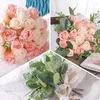 Dekorative Blumen Hochzeit Blumensträuße 24PCs Rose 10 Eukalyptus Blätter Künstliche Braut halten für Dekorationspartydekoration