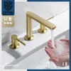 Badrumsvaskar kranar bassängkranar borstat guld dubbel handtag 3 hål badrum kran däck monterat och kall mixer tvättställe set