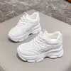 2024 Nuovo top spesso mesh a maglia piccola per scarpe bianche da donna casual e traspirante scarpe sportive elevate internamente 35-47