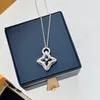 Gouden hoge versie zilveren bloem hanger kettingen volledige diamant precisiekwaliteit dames titanium staal luxe designer letter v sieraden niet vervagen