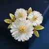 Brosches Ladies Elegant Daisy Flower Dropping Oil Brosch Light Luxury Gold Plated Three Chrysanthemum Buckle Pins Original Design Smycken