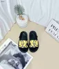 Popular Baby Slippers Yellow Pattern Design Sapatos infantis Tamanhos 26-35, incluindo Shoe Box Sandal