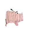 Dames tweedelige broekontwerper Xiaoxiangjia's juiste versie, roze ademende ijs zijden borduurwerk met dezelfde zonnebeschermingsset, jas met lange mouwen en shorts I0