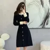 Lässige Kleider schwarzer Herbst Winter Sweater Strickkleid französische Frauen Perlen Perlen O Hals Langarm Damen Büro Slim eine Linie Kleidung