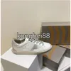 Llegada zapatos de diseño deportivo zapatos casuales blancos blancos antiguos vintage para hombres súper estrellas entrenadores para hombres sneakers doradas mocasines