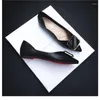 Chaussures décontractées Summer Fémers Femmes pointues Version coréenne Boucle Suede Single Sole Sole avec des vêtements et confortable