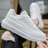 Sapatos casuais brancos para homens coreanos de moda de moda plana up tênis masculino esporte confortável vulcanizado 2024